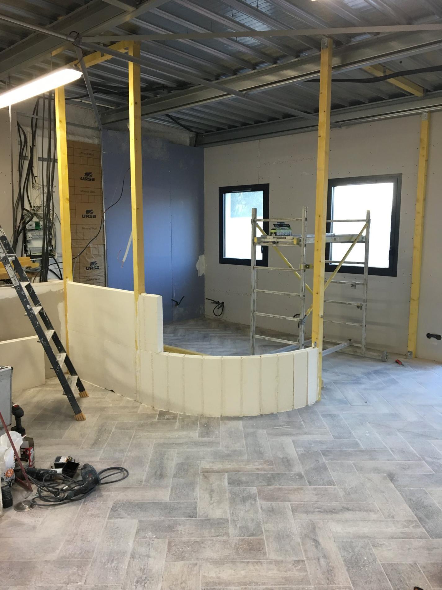 Création des bureaux a St. Leu La Foret : Maçonnerie interieure , électricité , plomberie , serrurerie - menuiserie artisanale , carrelage , enduit-peinture